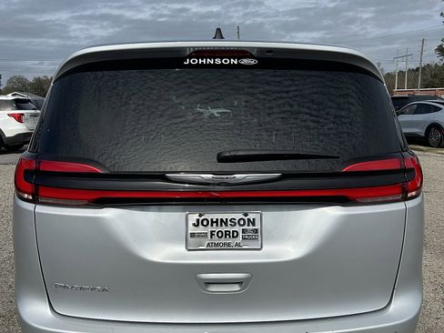 Used 2024 Chrysler Pacifica Touring-L image 4