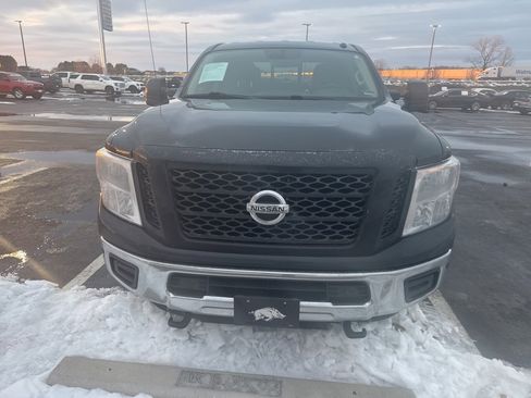 Used 2019 Nissan Titan SV w/ SV Convenience Package image 2