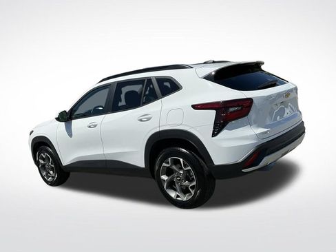 Used 2025 Chevrolet Trax LT w/ LT Convenience Package FWD image 3