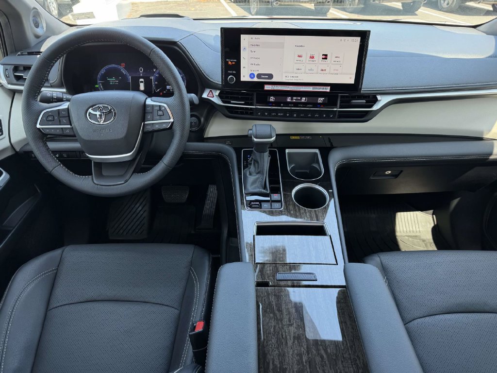 Used 2025 Toyota Sienna Platinum AWD/4WD image 2