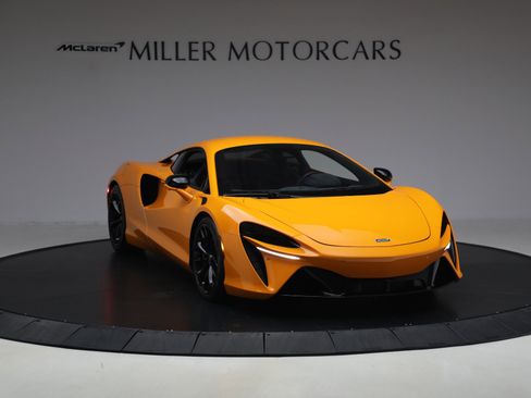 Used 2024 McLaren Artura image 11