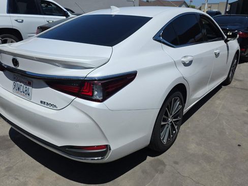 Used 2025 Lexus ES 300h w/ Premium Package FWD image 8