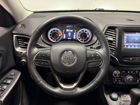 Used 2019 Jeep Cherokee Latitude Plus w/ Cold Weather Group AWD/4WD image 16