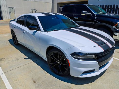 Used 2018 Dodge Charger SXT w/ Blacktop Package RWD image 2