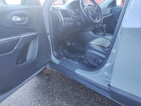 Used 2019 Jeep Cherokee Limited image 3