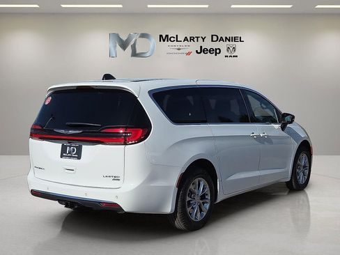 New 2026 Chrysler Pacifica Limited w/ Trailer Tow Group AWD/4WD image 5
