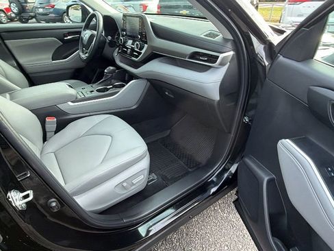 Used 2022 Toyota Highlander XLE image 16