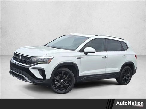 Used 2022 Volkswagen Taos SE image 1