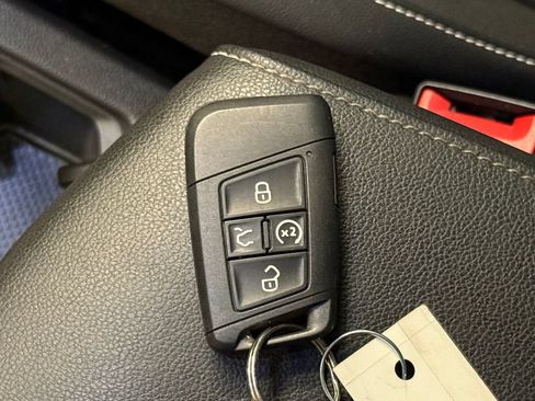 Used 2023 Volkswagen Tiguan SE AWD/4WD image 17