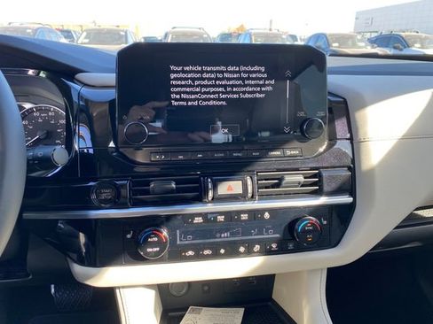 New 2025 Nissan Pathfinder SL image 16