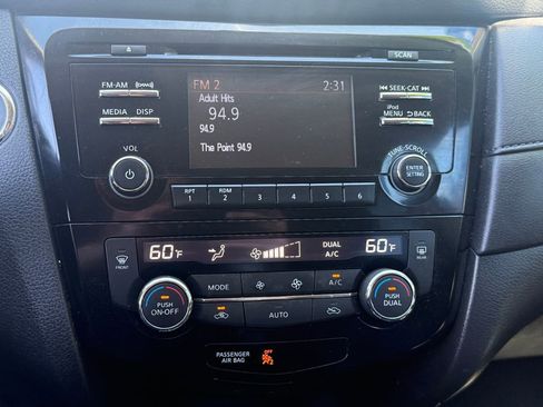 Used 2017 Nissan Rogue SV AWD/4WD image 21