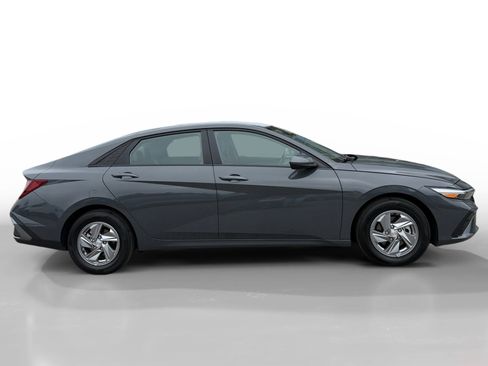 Certified 2024 Hyundai Elantra SE FWD image 6