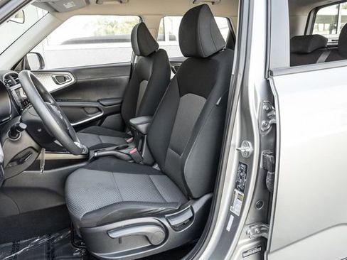 Used 2023 Kia Soul LX w/ LX Technology Package image 11