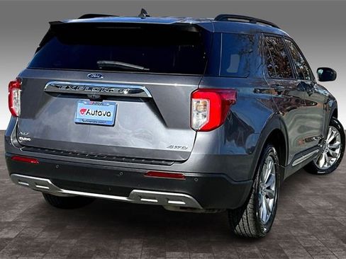 Used 2022 Ford Explorer XLT w/ Equipment Group 202A image 6