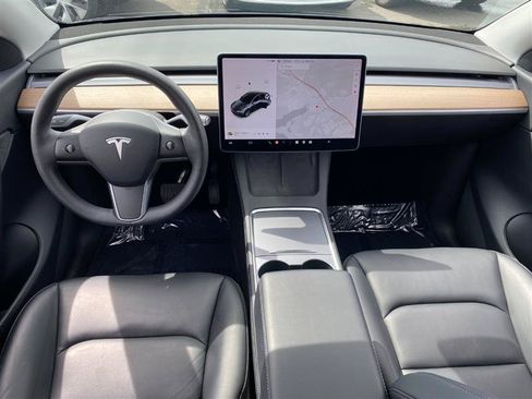 Used 2024 Tesla Model Y Long Range RWD image 12