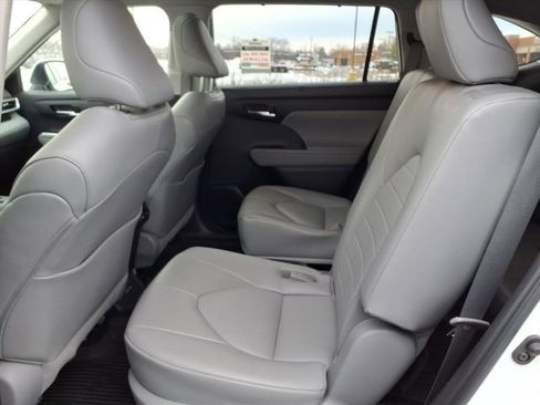 Used 2022 Toyota Highlander XLE image 28