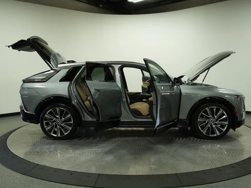 Used 2026 Cadillac Lyriq Signature Luxury w/ Nappa Leather Package AWD/4WD image 10