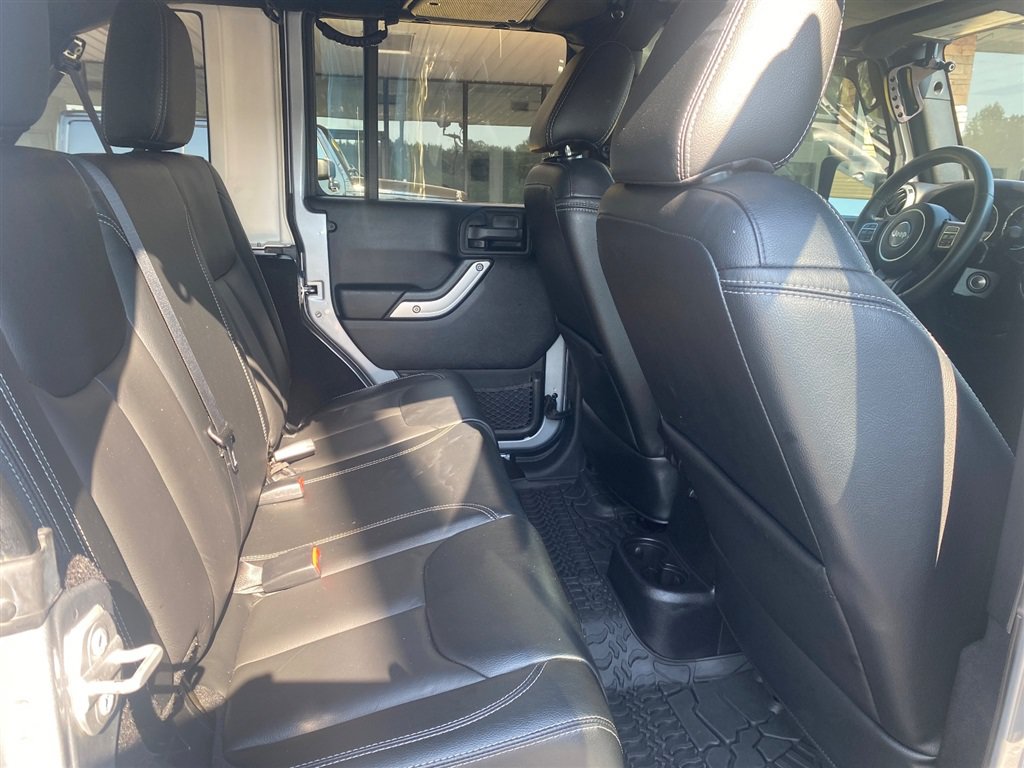 Used 2015 Jeep Wrangler Unlimited Sahara w/ Connectivity Group AWD/4WD image 12