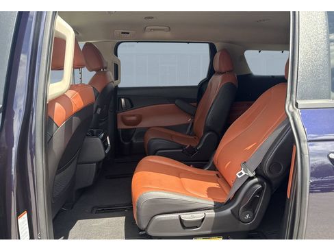 Used 2025 Kia Carnival EX FWD image 15