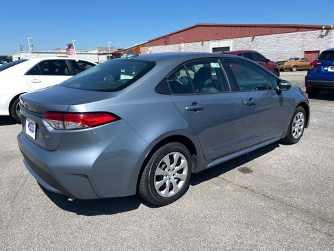 Used 2020 Toyota Corolla LE FWD image 3