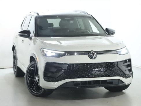 Used 2026 Volkswagen Tiguan SE R-Line FWD image 2