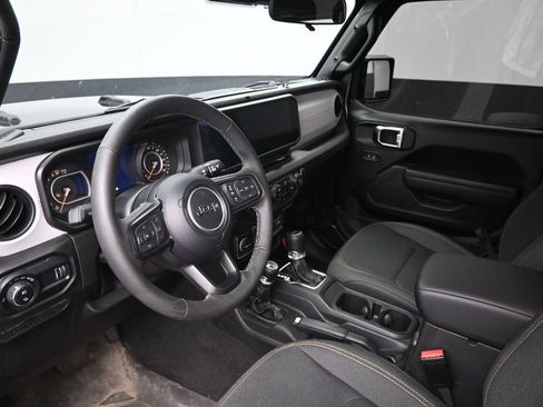 Used 2025 Jeep Gladiator Sport AWD/4WD image 19