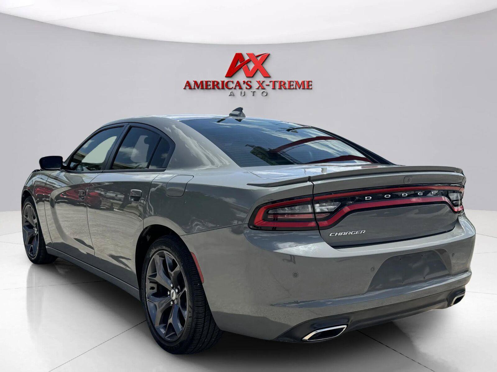 Used 2019 Dodge Charger SXT w/ Plus Group RWD image 4