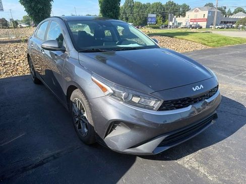 Used 2023 Kia Forte LXS w/ LXS Technology Package FWD image 3