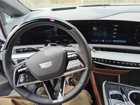Used 2025 Cadillac Optiq Luxury 2 w/ LPO, Floor Liner Package AWD/4WD image 7