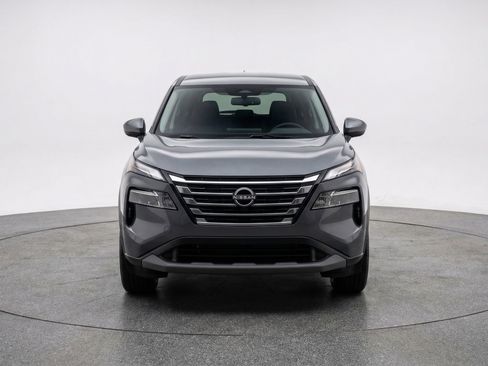 Used 2025 Nissan Rogue SV image 2