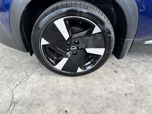Certified 2025 Nissan Kicks SR FWD image 9