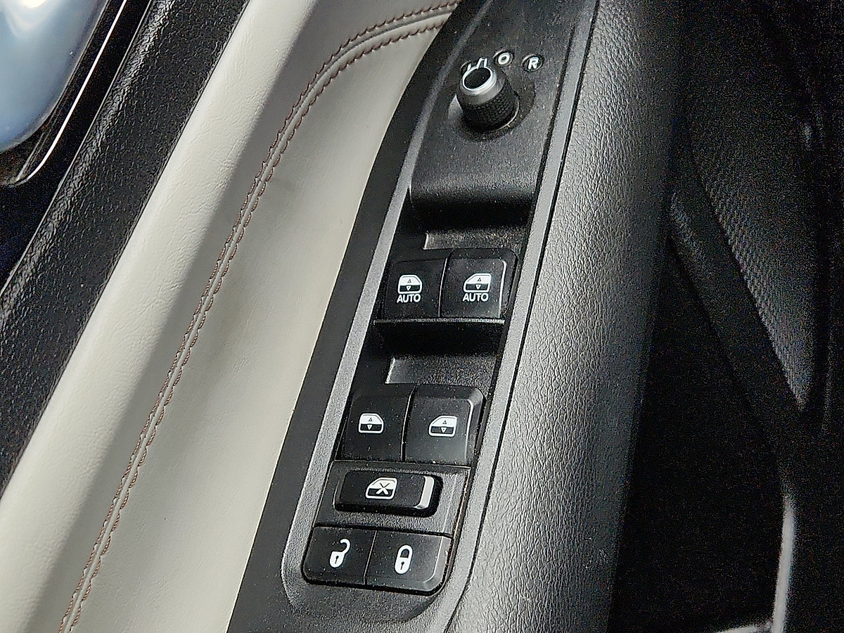 Used 2025 Jeep Compass Limited AWD/4WD image 10