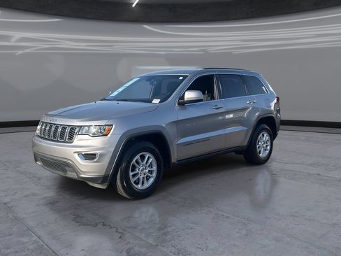 Used 2018 Jeep Grand Cherokee Laredo RWD image 3