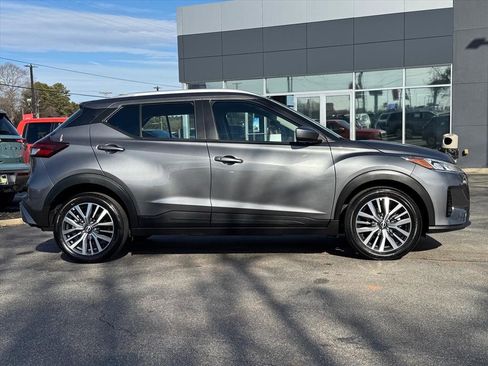 Certified 2024 Nissan Kicks SV image 2