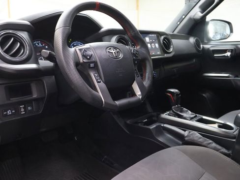 Used 2019 Toyota Tacoma TRD Sport AWD/4WD image 17