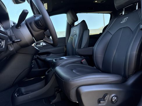New 2026 Chrysler Pacifica Select w/ S Appearance Package image 16