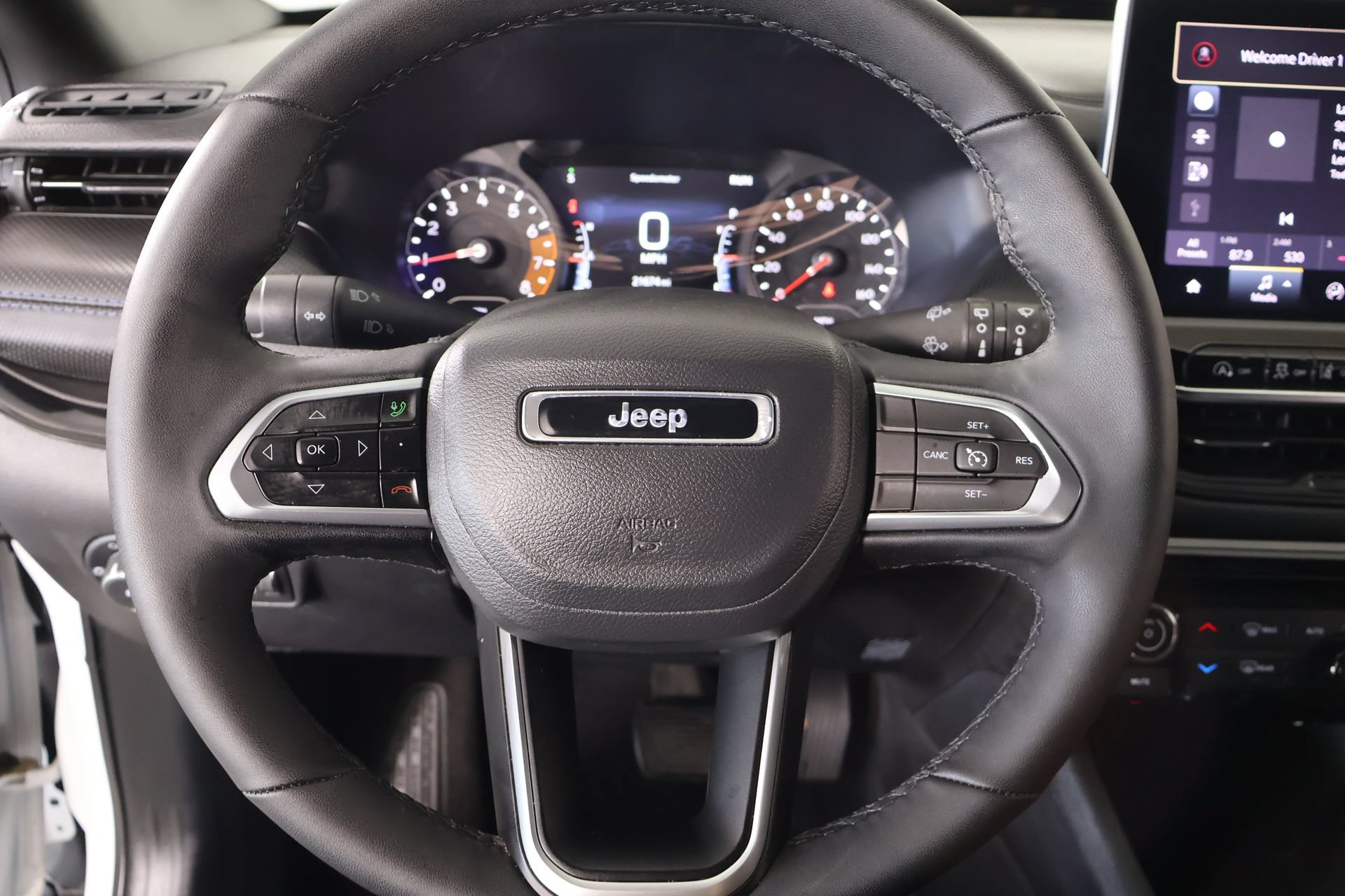 Used 2025 Jeep Compass Latitude w/ Convenience Group AWD/4WD image 3