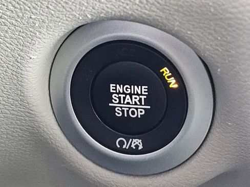 Used 2023 Chrysler Pacifica Touring-L image 16