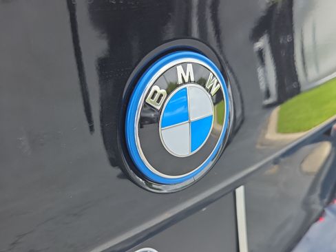 Used 2025 BMW 550e xDrive w/ Premium Package AWD/4WD image 37