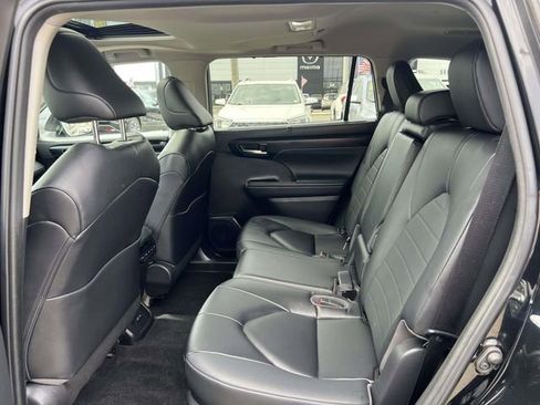 Used 2023 Toyota Highlander XLE AWD/4WD image 11