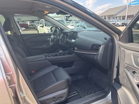 Used 2025 Nissan Rogue Platinum w/ Platinum Premium Package image 20