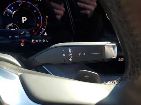 Used 2025 Chevrolet Suburban Z71 image 36