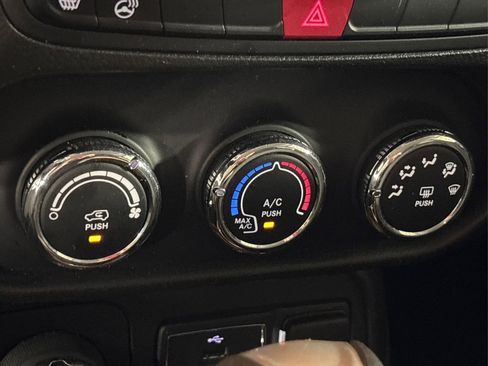 Used 2017 Jeep Renegade Latitude w/ Cold Weather Group image 31