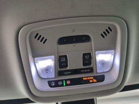 Used 2021 Chevrolet Traverse LT w/ LT Premium Package image 26