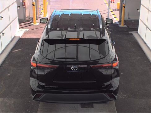 Used 2021 Toyota Highlander XLE image 17