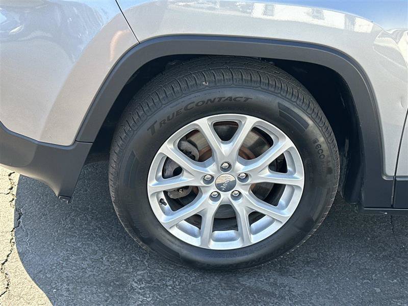 Used 2018 Jeep Cherokee Latitude w/ Comfort & Convenience Group FWD image 6