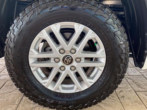 Used 2022 Toyota Tundra SR5 w/ SR5 Premium Package image 10