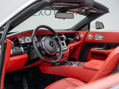Used 2017 Rolls-Royce Dawn RWD image 2