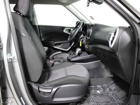 Used 2025 Kia Soul LX w/ LX Technology Package FWD image 9
