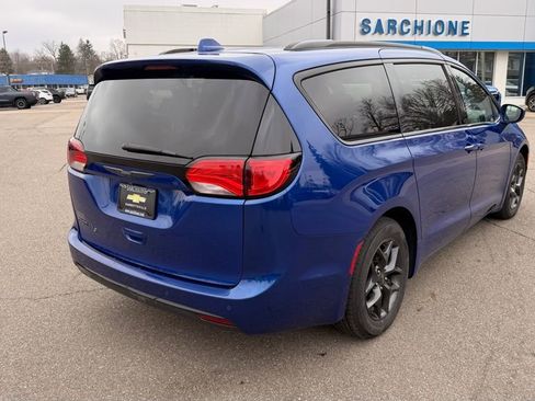 Used 2019 Chrysler Pacifica Touring-L Plus w/ S Appearance Package image 4